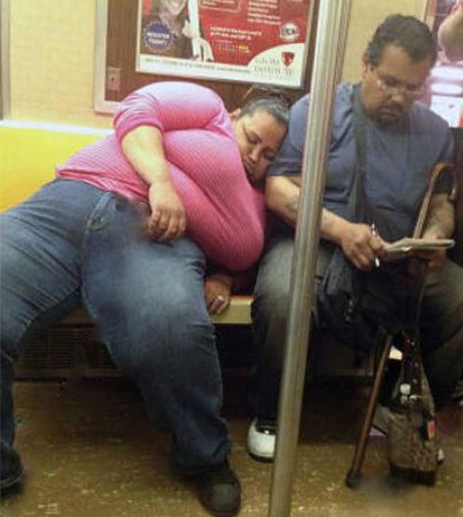 Những giấc ngủ với đủ mọi tư thế kinh điển nơi công cộng-2