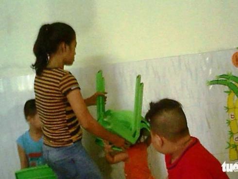 Người dân xung quanh trường Mầm Xanh: Trước tôi gởi con thấy bị chảy máu mũi, gãy tay, tôi sợ quá gởi đi nơi khác-14