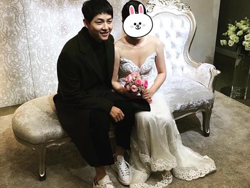 Gần 1 tháng sau kết hôn, Song Joong Ki béo ra trông thấy khi xuất hiện tại đám cưới bạn thân