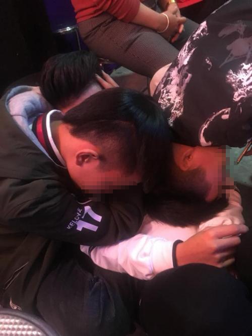 Đám bạn có tâm nhất năm: Đứa bạn thất tình vừa hát vừa khóc, tất cả khoác vai an ủi-1