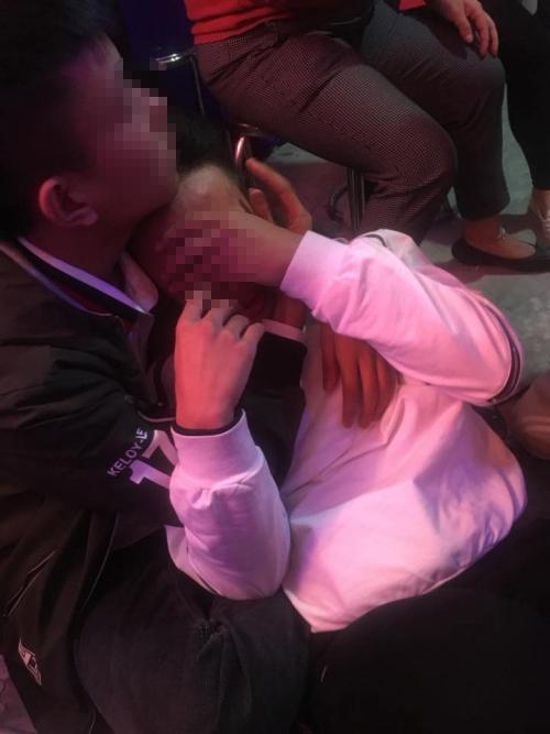 Đám bạn có tâm nhất năm: Đứa bạn thất tình vừa hát vừa khóc, tất cả khoác vai an ủi-2