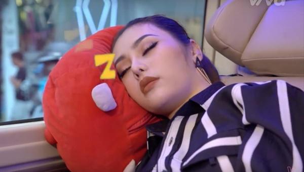 Đây đích thị là cô gái vừa tự tin, lại cá tính nay còn bao đồng tại The Look 2017-2