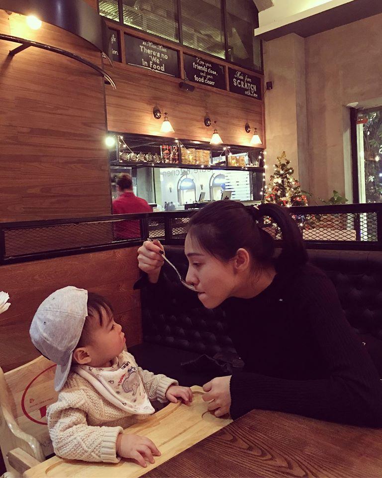 Hot girl - hot boy Việt 27/11: Phan Thành tình tứ ôm bạn gái từ phía sau-6