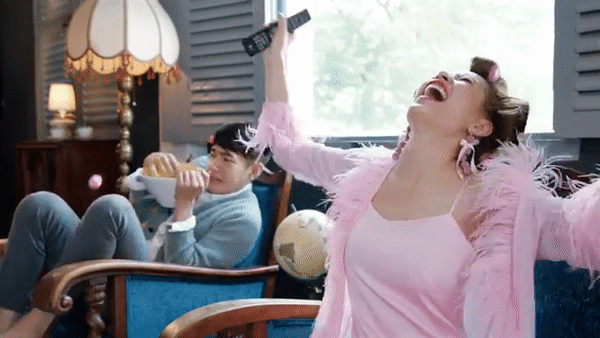 Mọi thứ đều đẹp, ngoại trừ bộ cánh sến súa hại Chi Pu lộ hàng trong MV vừa ra mắt-4