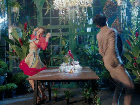 Mọi thứ đều đẹp, ngoại trừ bộ cánh sến súa hại Chi Pu 'lộ hàng' trong MV vừa ra mắt