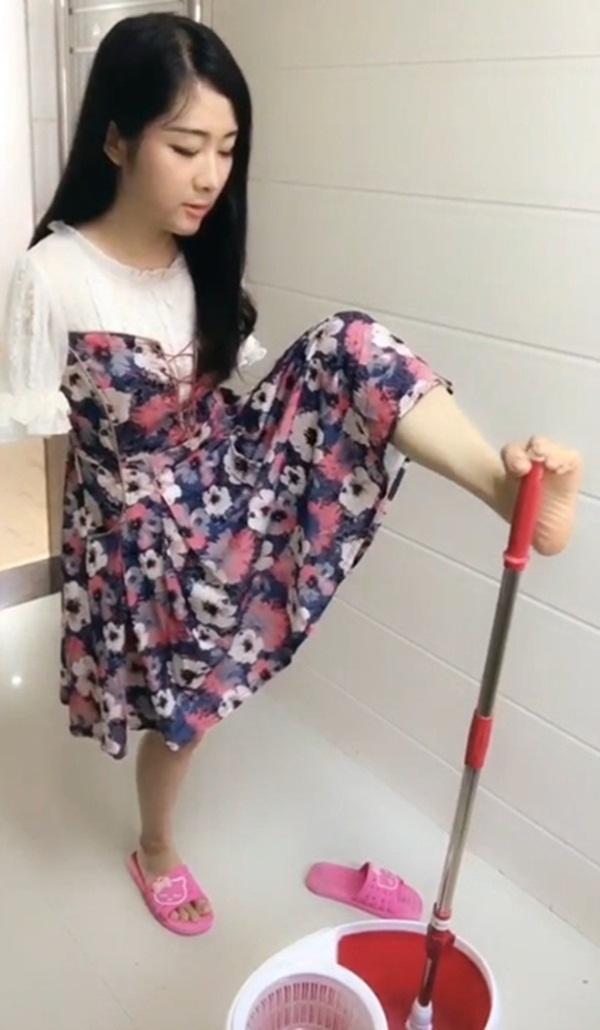Nể phục cô gái mất cả hai tay vẫn làm tất cả việc nhà bằng chân-4