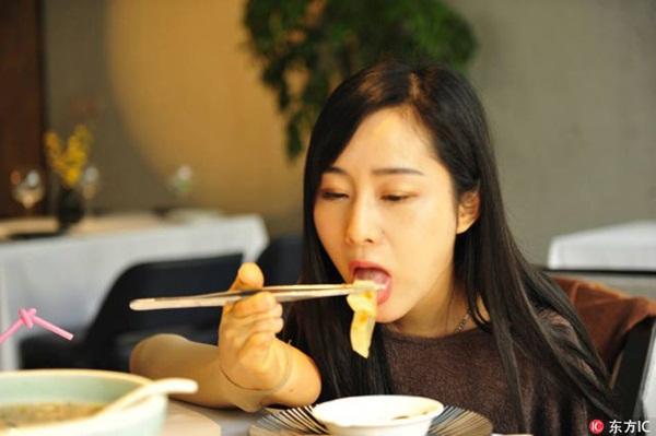 Nể phục cô gái mất cả hai tay vẫn làm tất cả việc nhà bằng chân-1