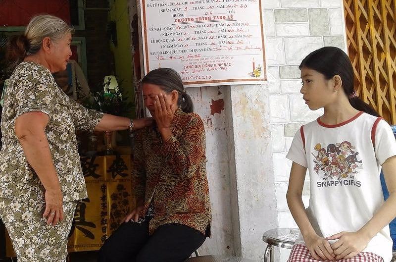 Đau đớn xé lòng ở đám tang bé 6 tuổi bị bảo vệ dân phố sát hại-2