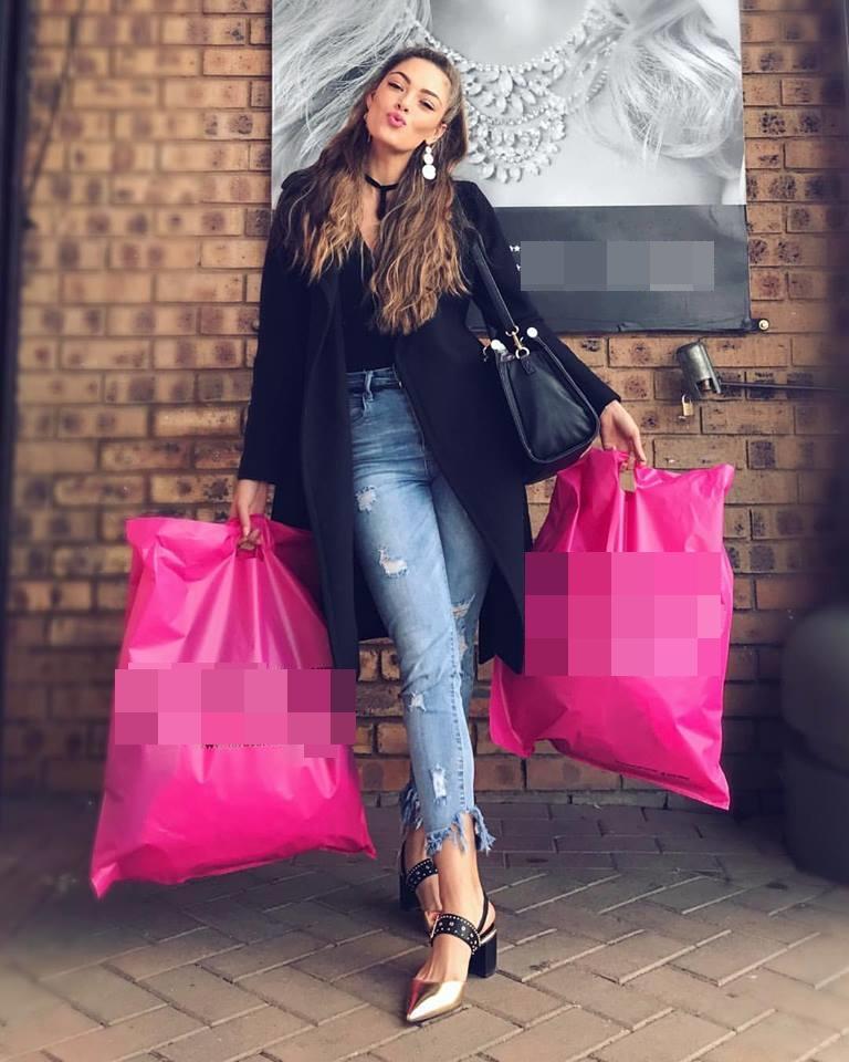 Không chỉ xinh đẹp, tân Hoa hậu Hoàn vũ Thế giới còn sở hữu gu thời trang chuẩn rich kid-13