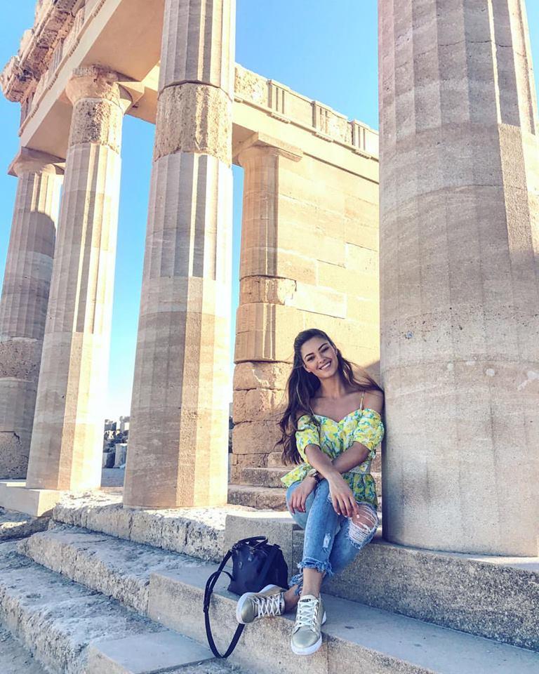 Không chỉ xinh đẹp, tân Hoa hậu Hoàn vũ Thế giới còn sở hữu gu thời trang chuẩn rich kid-14