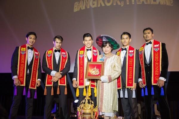 Ngọc Tình xuất sắc đăng quang ngôi vương tại Manhunt International 2017-9