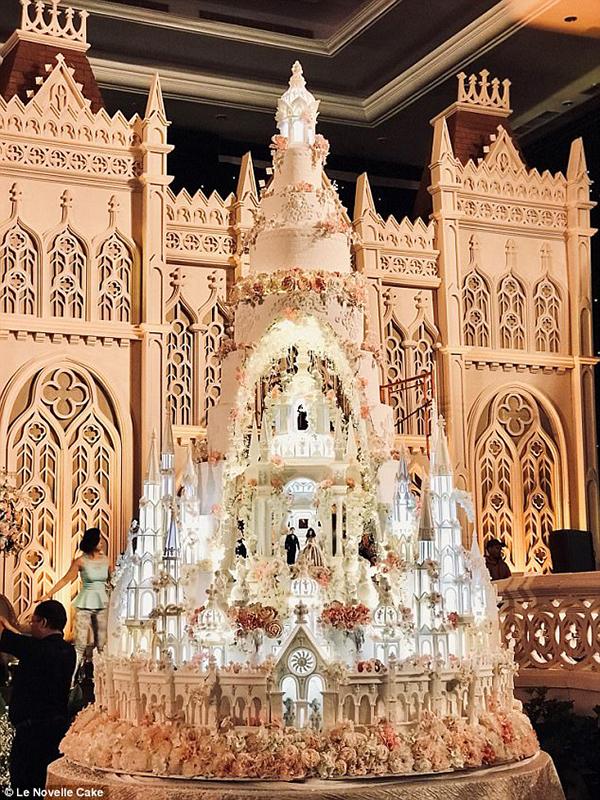 Chiêm ngưỡng chiếc bánh cưới cao 5m đẹp như lâu đài trong cổ tích-1