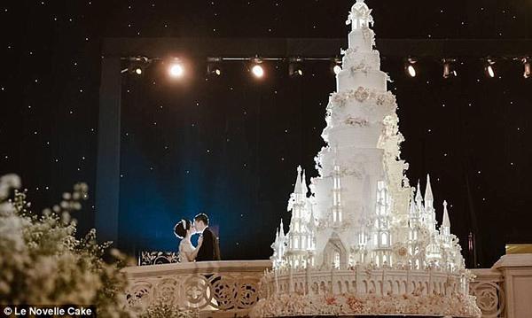 Chiêm ngưỡng chiếc bánh cưới cao 5m đẹp như lâu đài trong cổ tích-3