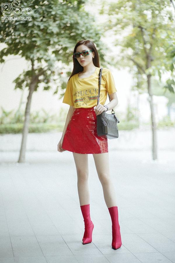 Khám túi xách của Nguyễn Cao Kỳ Duyên để thấy hoa hậu chất đừng hỏi mỗi khi ra đường-1