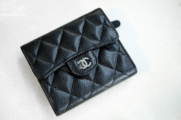 Khám túi xách của Nguyễn Cao Kỳ Duyên để thấy hoa hậu chất đừng hỏi mỗi khi ra đường-3