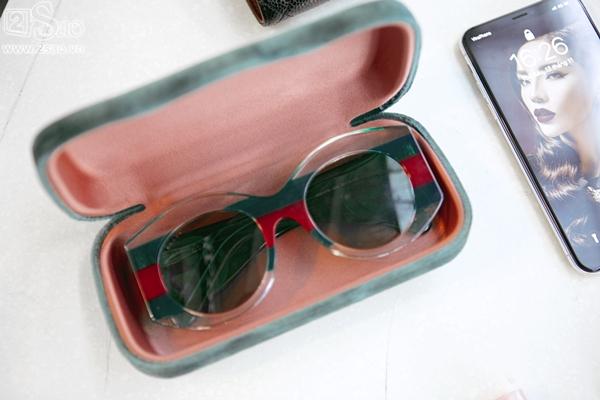 Khám túi xách của Nguyễn Cao Kỳ Duyên để thấy hoa hậu chất đừng hỏi mỗi khi ra đường-4