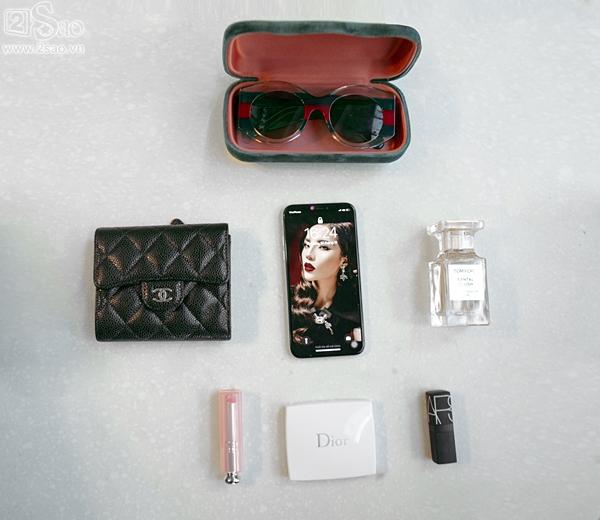 Khám túi xách của Nguyễn Cao Kỳ Duyên để thấy hoa hậu chất đừng hỏi mỗi khi ra đường-9