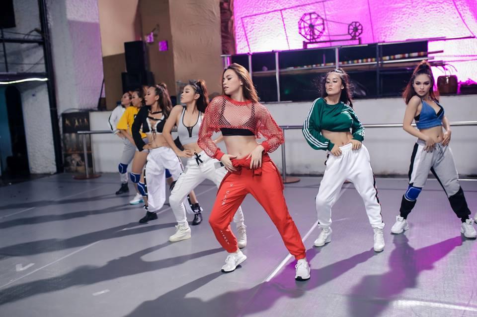 Bóc giá những kiểu áo cá tính Hồ Ngọc Hà mặc trong MV vừa ra mắt-10