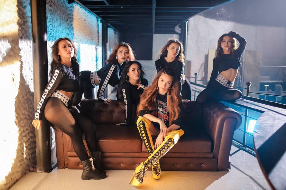 Bóc giá những kiểu áo cá tính Hồ Ngọc Hà mặc trong MV vừa ra mắt-4