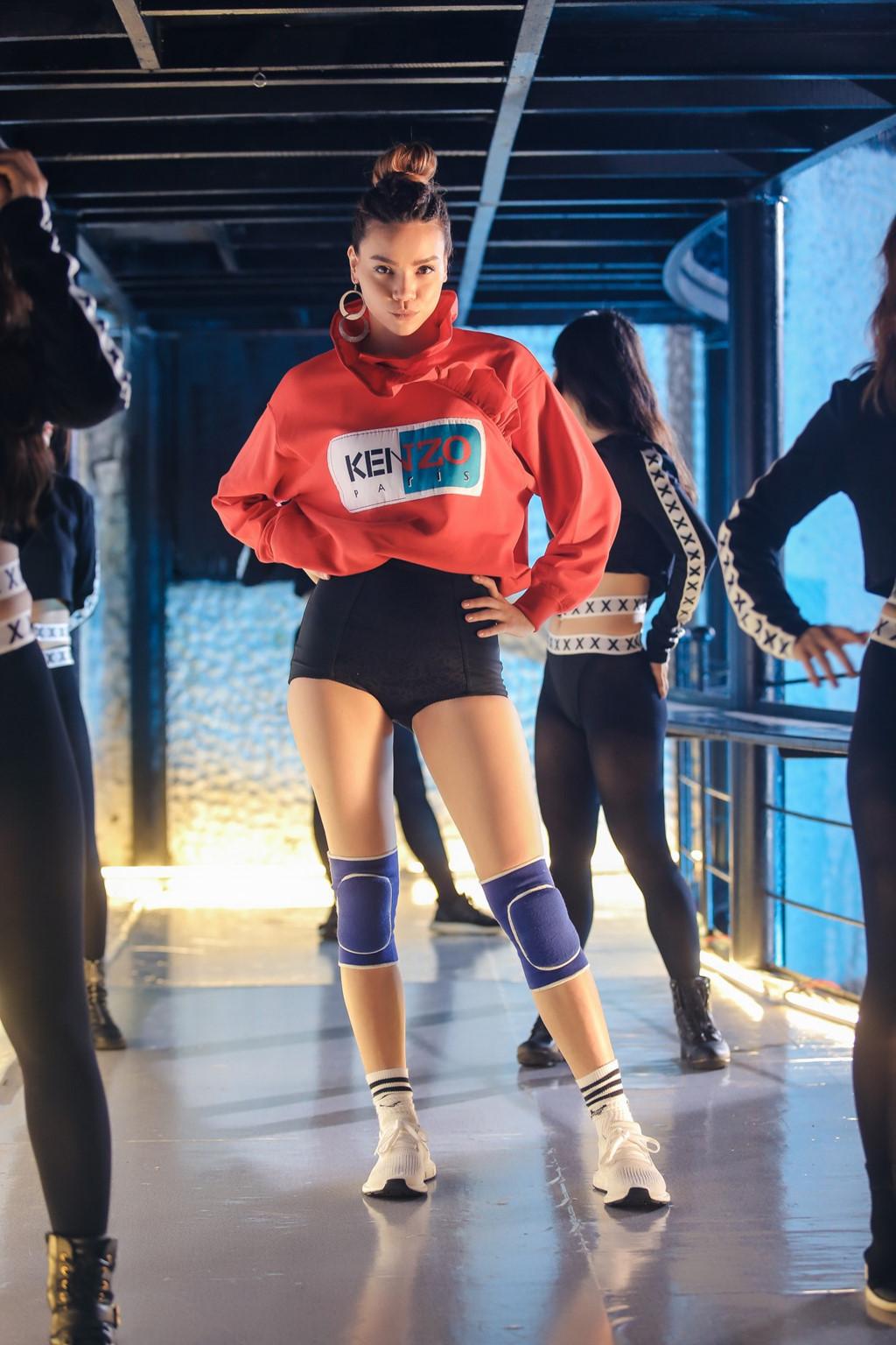 Bóc giá những kiểu áo cá tính Hồ Ngọc Hà mặc trong MV vừa ra mắt-7