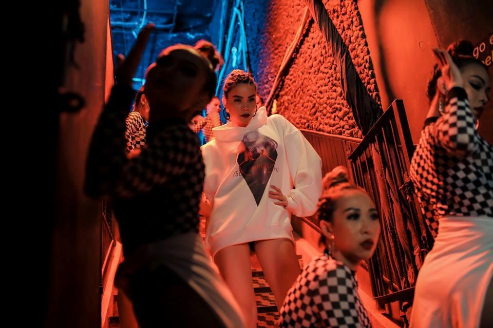 Bóc giá những kiểu áo cá tính Hồ Ngọc Hà mặc trong MV vừa ra mắt-9