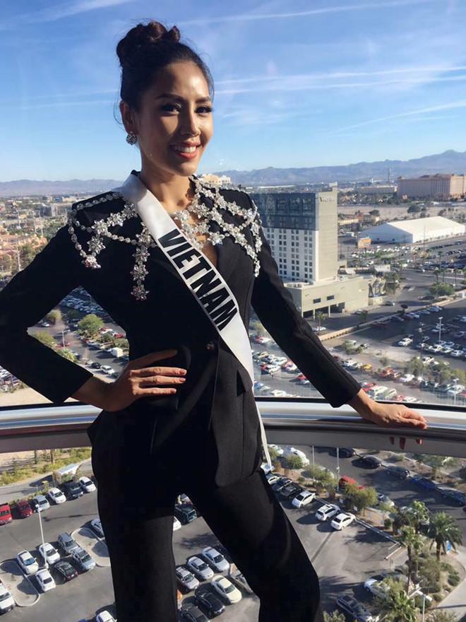 Nguyễn Thị Loan diện trang phục nhái tại Hoa hậu Hoàn Vũ 2017-1