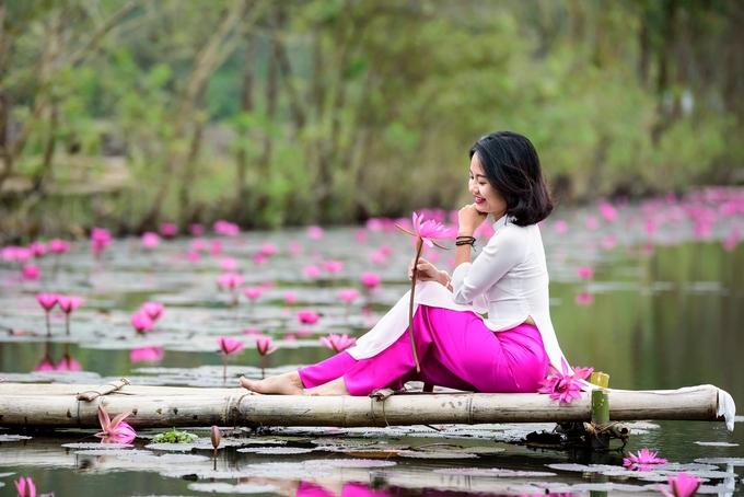 Hoa súng nở muộn, tô hồng sắc đông ở suối Yến-7