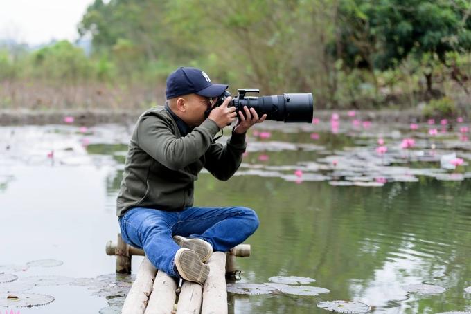 Hoa súng nở muộn, tô hồng sắc đông ở suối Yến-9