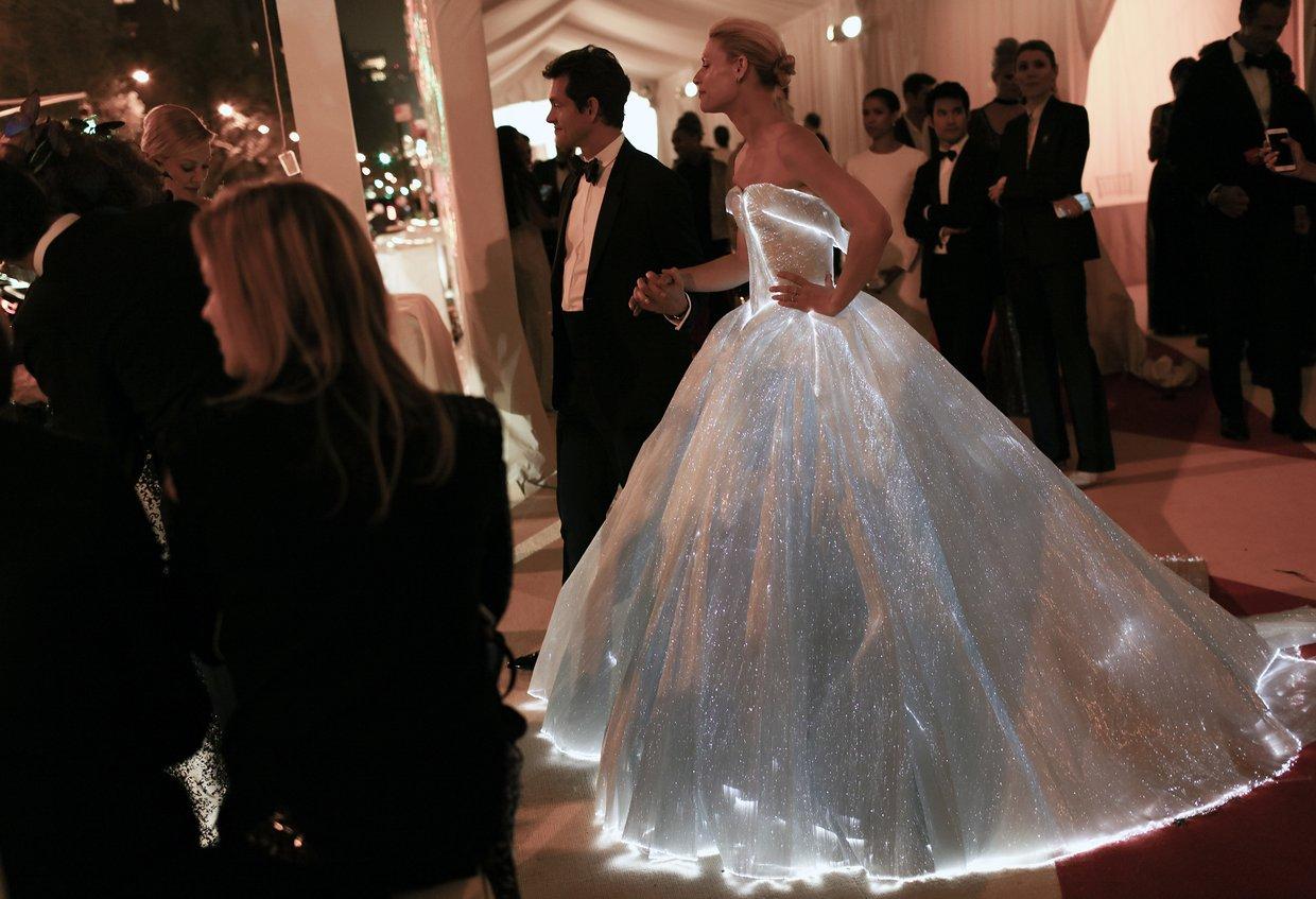 Những bộ váy phát sáng từng ghi dấu trong lịch sử thời trang-7