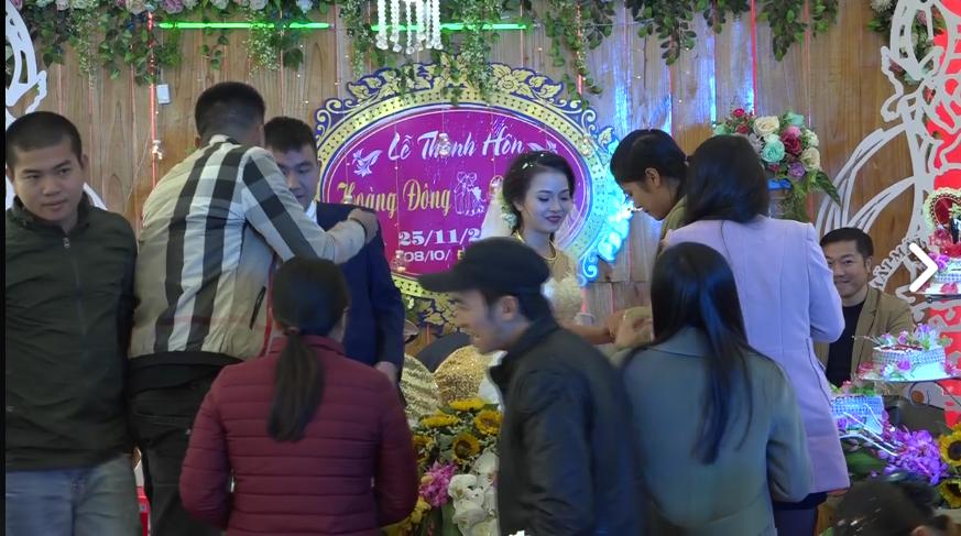 Cặp đôi hạnh phúc nhất năm: Người thân, họ hàng xếp hàng trao vàng làm của hồi môn-1