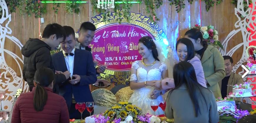 Cặp đôi hạnh phúc nhất năm: Người thân, họ hàng xếp hàng trao vàng làm của hồi môn-2