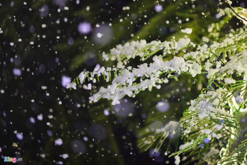 Nam thanh nữ tú đùa vui với tuyết nhân tạo như thật đầu đông-3