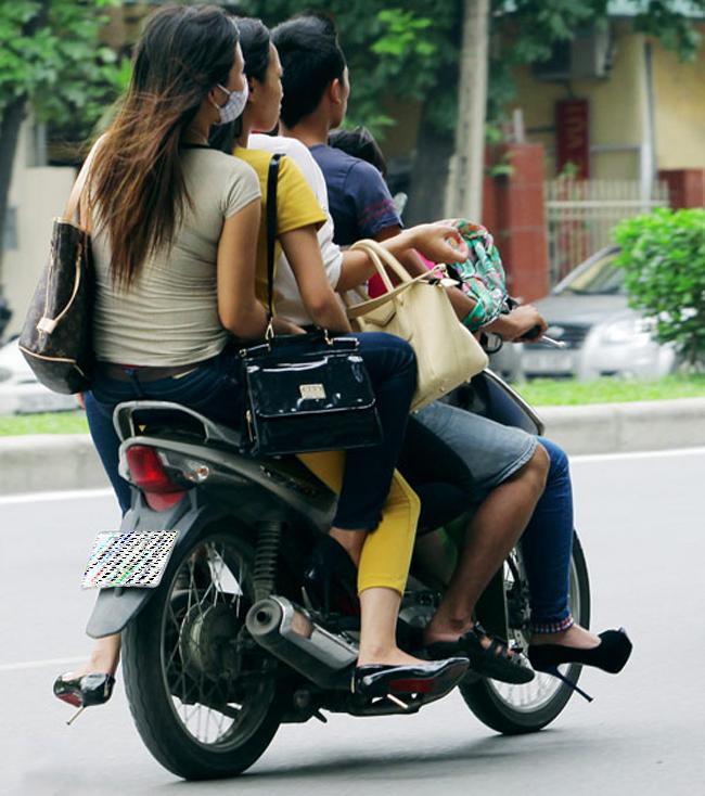 Em đi đâu về... chở bốn, chở năm hăm hở thế?-10