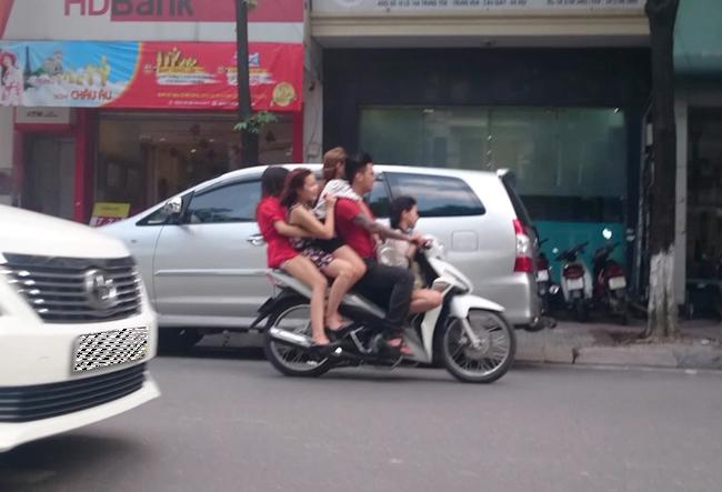 Em đi đâu về... chở bốn, chở năm hăm hở thế?-11