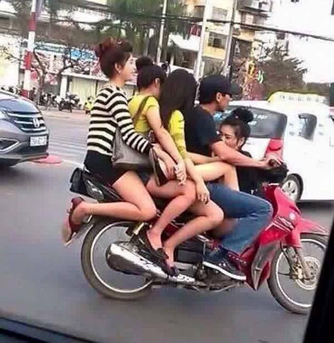 Em đi đâu về... chở bốn, chở năm hăm hở thế?-12