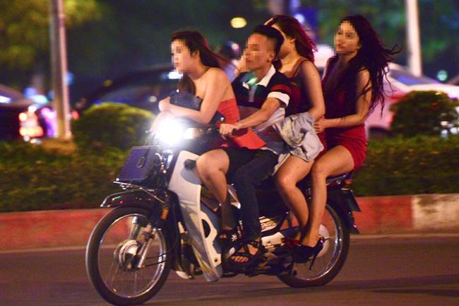 Em đi đâu về... chở bốn, chở năm hăm hở thế?-7