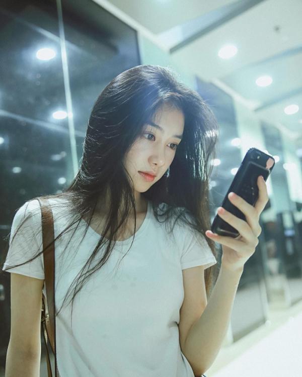 Nữ sinh 18 tuổi sở hữu vẻ đẹp mong manh tựa nữ thần Angela Baby-1