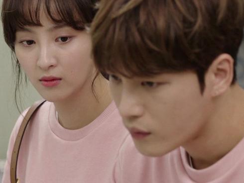 Anh chàng 'trúng số' vì yêu được hotgirl và một lần tím mặt vì khoe bạn gái quá đà