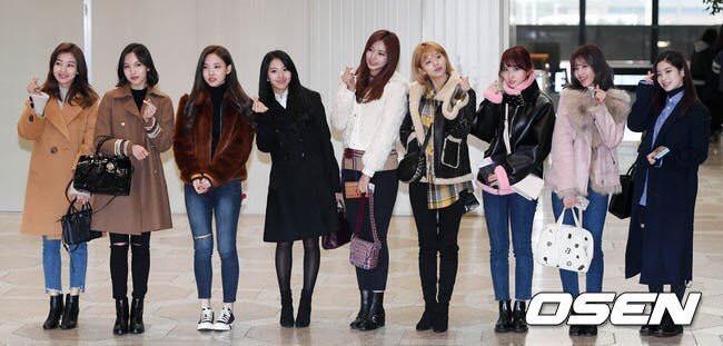 Di chuyển sang Nhật trao giải MAMA, Park Bo Gum cùng dàn Idol xứ Hàn khiến sân bay náo loạn-7