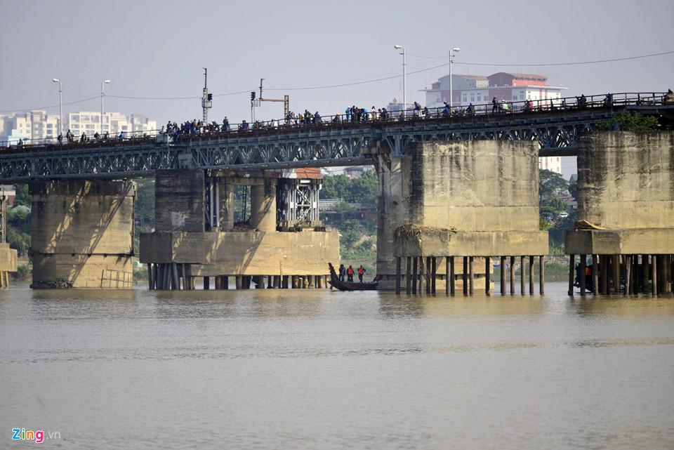 Bộ đội trục vớt quả bom sát chân cầu Long Biên-1