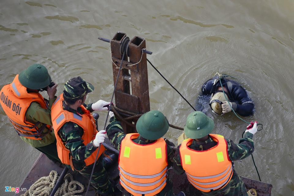 Bộ đội trục vớt quả bom sát chân cầu Long Biên-6