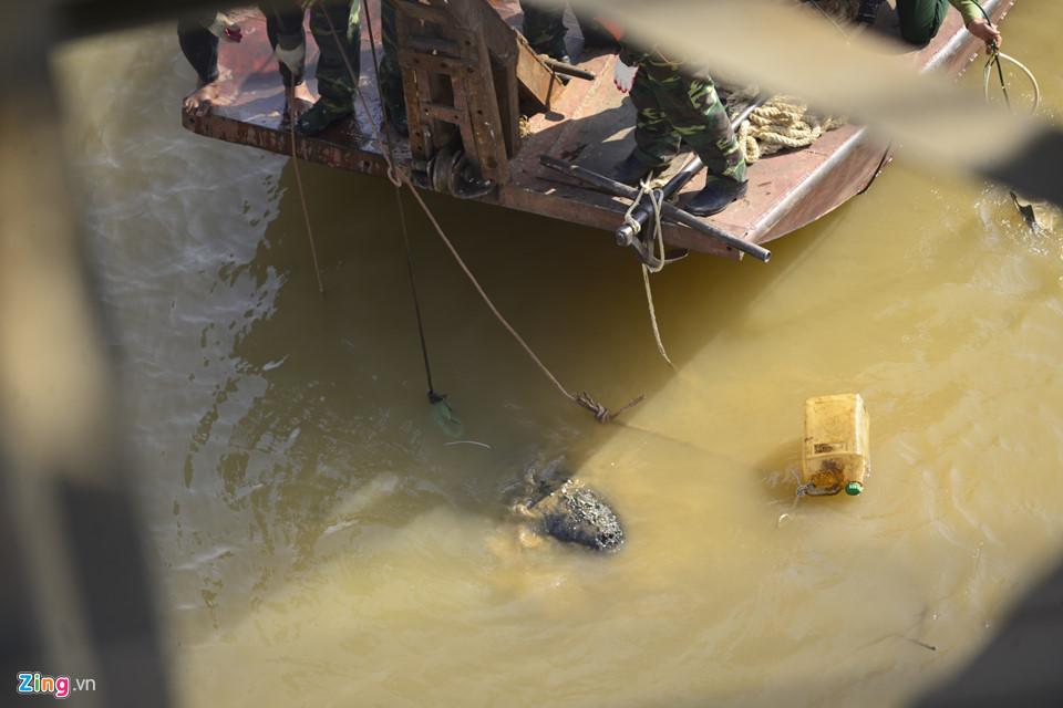 Bộ đội trục vớt quả bom sát chân cầu Long Biên-8