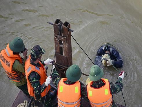 Mố cầu Đuống nứt toác, hàng chục hộ lo hà bá nuốt nhà-14