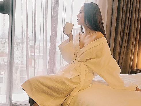 Tin sao Việt: Minh Hằng khoe ảnh quyến rũ gợi cảm trong phòng ngủ