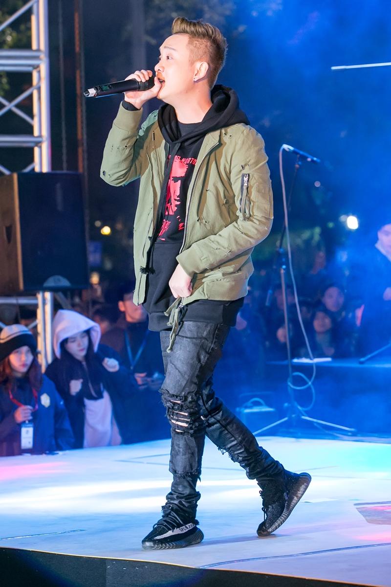 Justatee quên lời hit mới khi trình diễn trước hàng ngàn khán giả-2