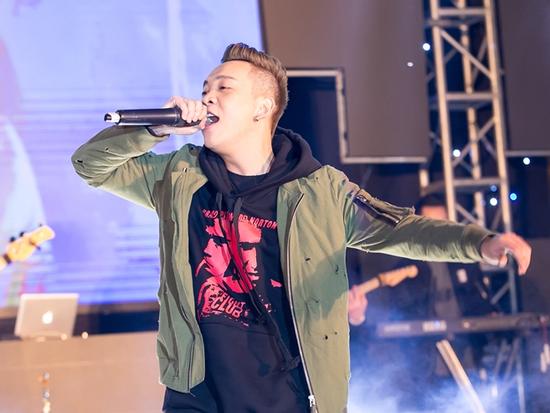 Justatee quên lời hit mới khi trình diễn trước hàng ngàn khán giả