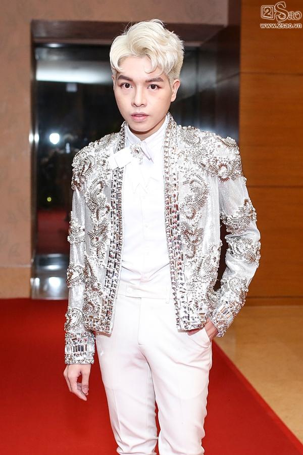 Ngọc Trinh sexy đối lập Lý Nhã Kỳ đằm thắm cùng đứng đầu thảm đỏ đẹp nhất tuần qua-7