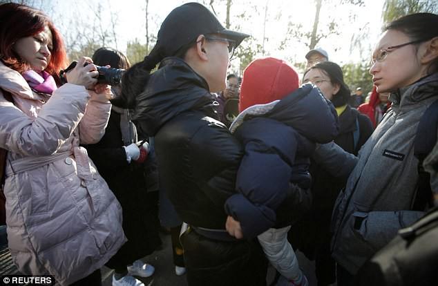 Trung Quốc: Rúng động vụ trẻ em mầm non bị ép uống thuốc lạ, ngược đãi và lạm dụng tình dục-4