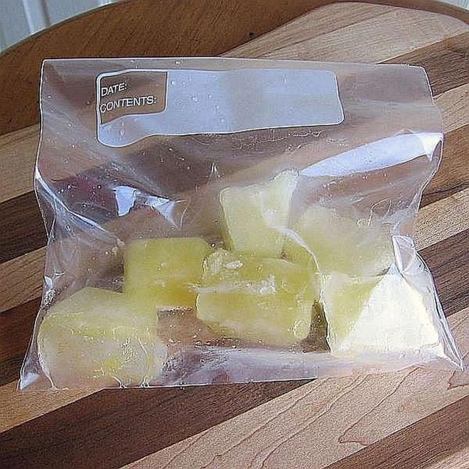 Lỡ đập trứng ra nhưng lại không nấu hết thì cứ yên tâm bảo quản thế này là xong-1