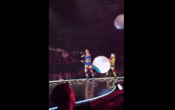 Bị Katy Perry sút thẳng bóng vào mặt, fan sướng: Khoảnh khắc tuyệt nhất đời tôi!-1